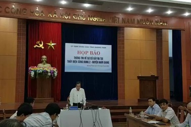 Ông Huỳnh Khánh Toàn trao đổi với các PV tại buổi họp báo về sự cố thủy điện Sông Bung 2
