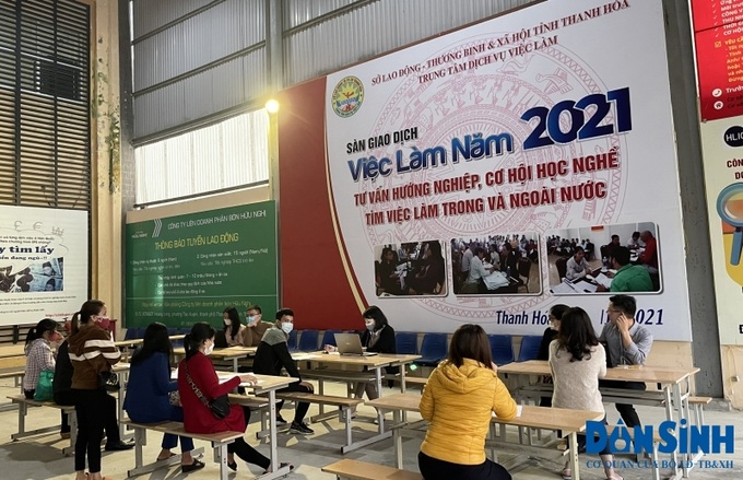 Người lao động đến giao dịch tại Trung tâm Dịch vụ việc làm Thanh Hóa
