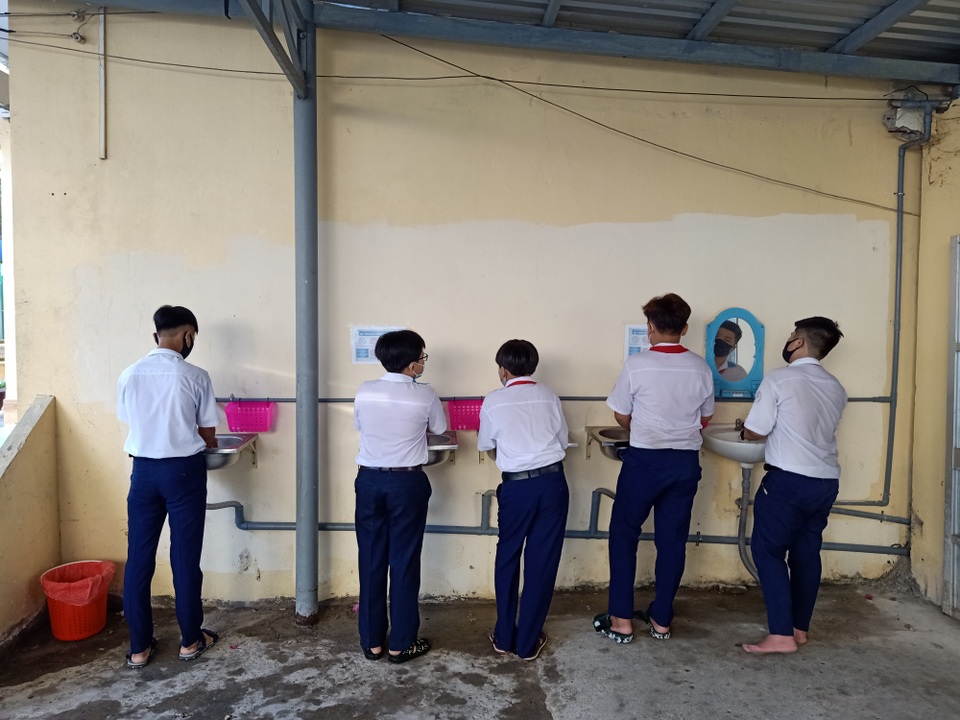 Học sinh háo hức đến sớm học buổi đầu tiên sau kỳ nghỉ dài vì Covid-19 - 3 Học sinh háo hức đến sớm học buổi đầu tiên sau kỳ nghỉ dài vì Covid-19 - 3