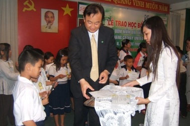 Trao 300 suất học bổng “ươm mầm đại thụ” 