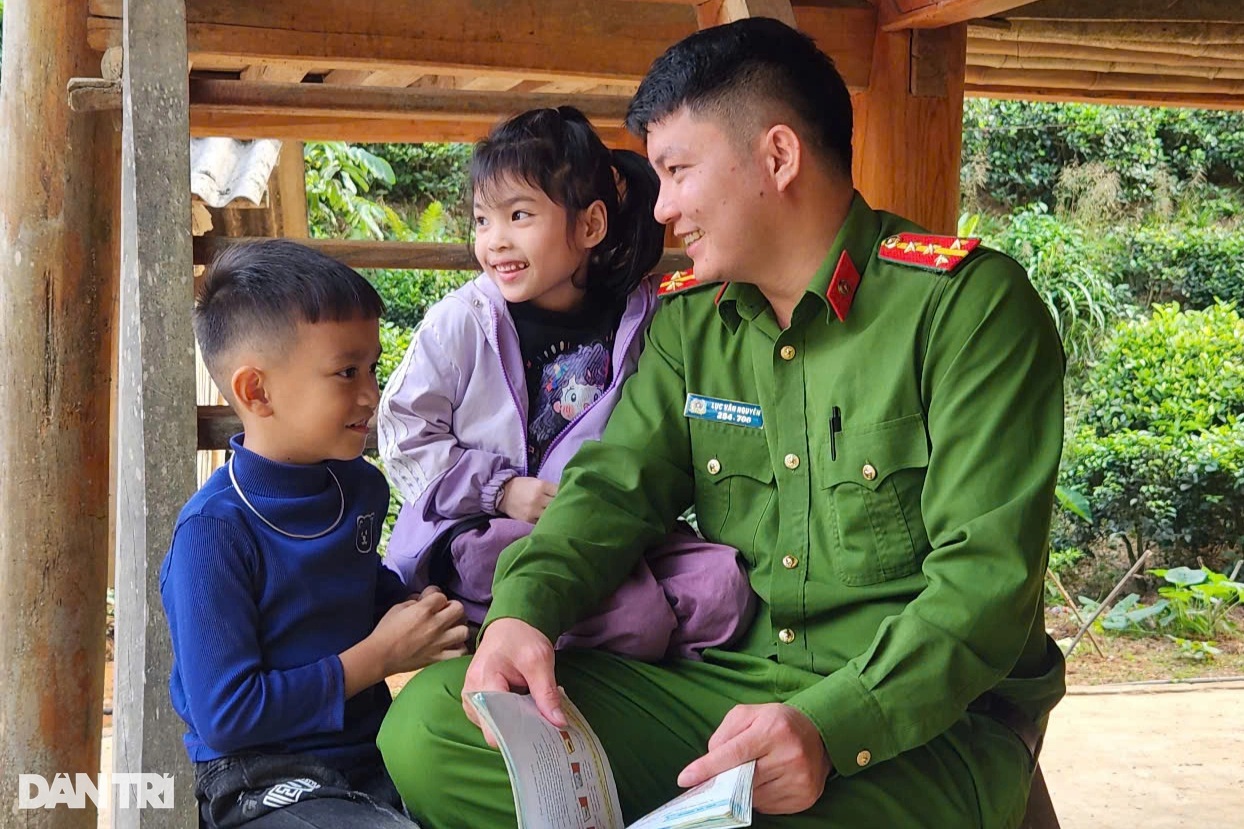 Tết mới của bé trai mất bố vì lũ dữ được Đại úy công an nhận làm con nuôi - 1 Tết mới của bé trai mất bố vì lũ dữ được Đại úy công an nhận làm con nuôi - 1