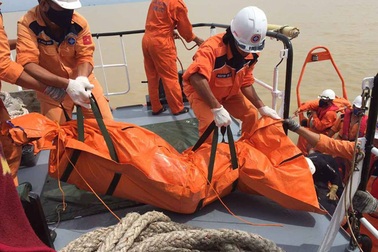 Vụ tìm kiếm 13 thuyền viên: Tìm thấy 1 thi thể trong con tàu chìm