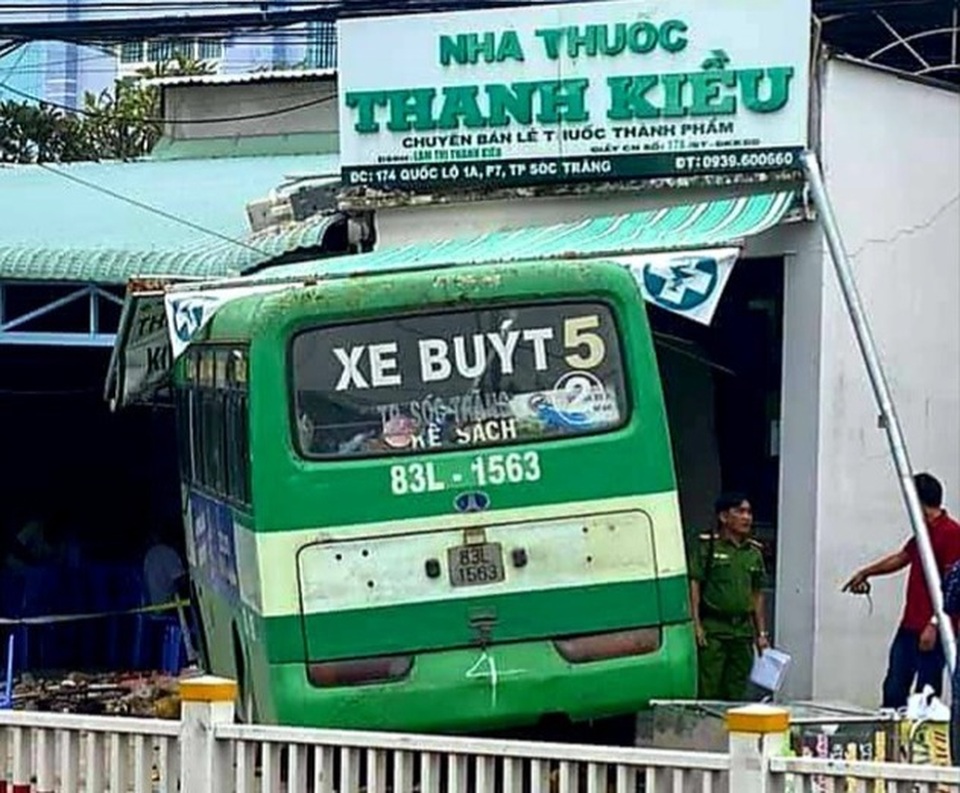 Xe buýt lao vào tiệm thuốc tây, nhiều người may mắn thoát nạn - 2 Xe buýt lao vào tiệm thuốc tây, nhiều người may mắn thoát nạn - 2