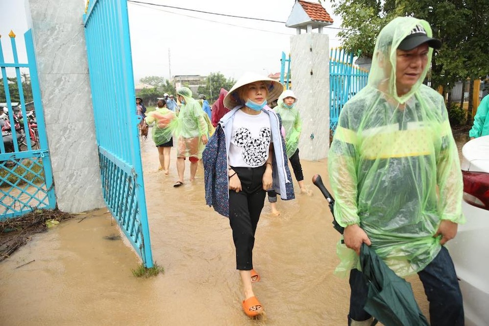 Mỹ Tâm lén lau nước mắt khi đi cứu trợ bà con tại Quảng Nam - 1 Mỹ Tâm lén lau nước mắt khi đi cứu trợ bà con tại Quảng Nam - 1