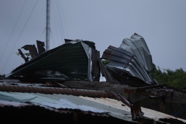 Miền Trung mưa xối xả, gió giật mạnh, tôn bay trên đường