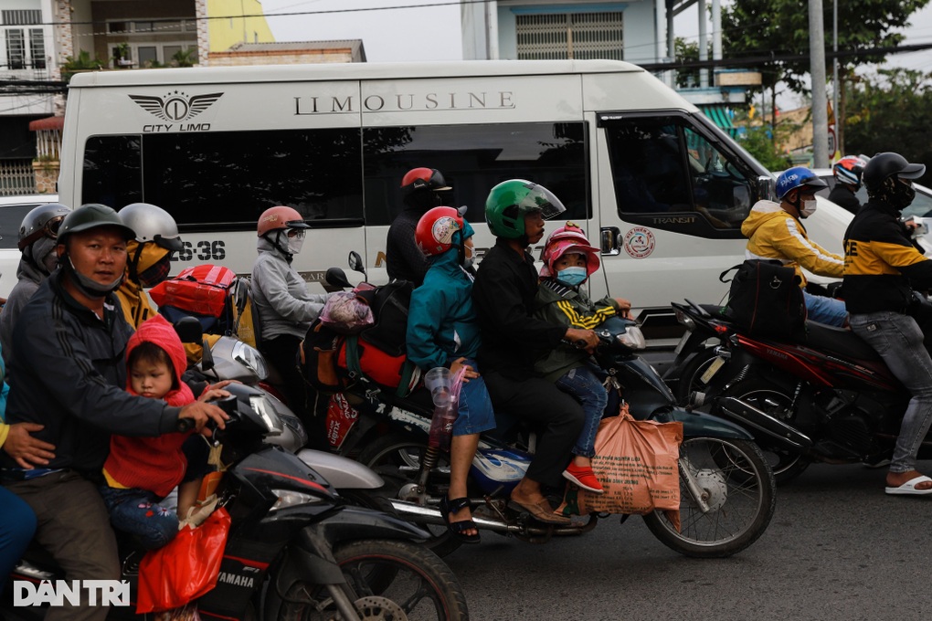 Người dân đổ xô về quê, cầu Rạch Miễu ùn ứ dài - 8 Người dân đổ xô về quê, cầu Rạch Miễu ùn ứ dài - 8