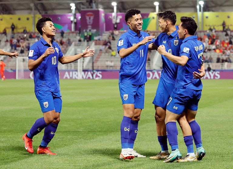 تھائی لینڈ کا کوچ کرغزستان کے خلاف فتح کے بعد جذباتی انداز میں بول رہا ہے - 2 HLV Thái Lan nói lời xúc động sau trận thắng Kyrgyzstan - 2