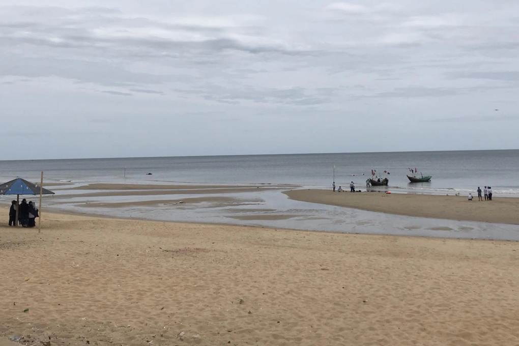 Tìm thấy thi thể cháu bé vụ nhóm du khách Hà Nội gặp nạn ở biển Thiên Cầm - 1 Tìm thấy thi thể cháu bé vụ nhóm du khách Hà Nội gặp nạn ở biển Thiên Cầm - 1