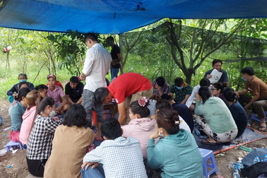 Mở sòng bạc giữa vườn xoài, phục vụ cả thức ăn nước uống