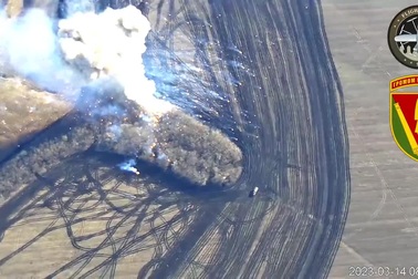 Bộ ba "hỏa thần" của Nga phát nổ sau trận pháo kích ở Donbass