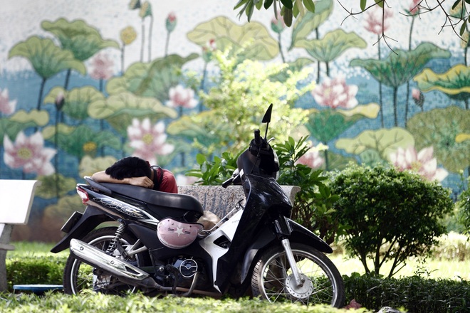 Người Hà Nội quay cuồng trong nắng nóng trên 40 độ C - 21 Người Hà Nội quay cuồng trong nắng nóng trên 40 độ C - 21
