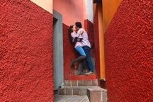 Nơi các cặp đôi đổ xô tới xếp hàng để ... hôn nhau