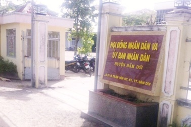 Cà Mau: Cán bộ bị mất việc vì... giúp dân?