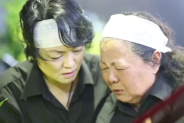 Cô Văn Thùy Dương dìu mẹ khóc nhìn thầy lần cuối