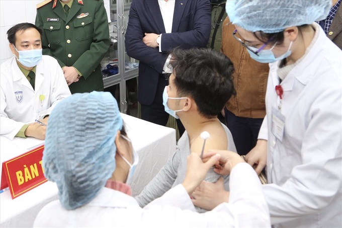 Ngày 8/3, tiêm mũi vaccine Covid-19 đầu tiên ở Hải Dương, BV Nhiệt đới Trung ương và BV Nhiệt đới TP Hồ Chí Minh - Ảnh 2. Ngày 8/3, tiêm mũi vaccine Covid-19 đầu tiên ở Hải Dương, BV Nhiệt đới Trung ương và BV Nhiệt đới TP Hồ Chí Minh - Ảnh 2.