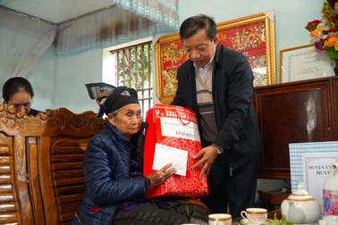 Hai Mẹ Việt Nam anh hùng được nhận phụng dưỡng