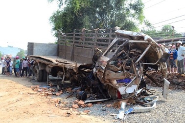 Hai xe ô tô đấu đầu kinh hoàng, 6 người thiệt mạng