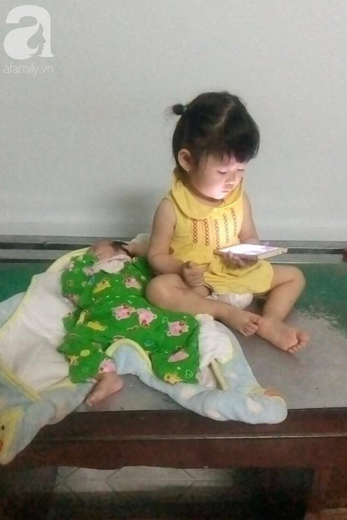 hình ảnh mới nhất của bé gái nằm ngoan dưới hộc tủ bú sữa bình, phía trên mẹ tất bật bán bánh mưu sinh - Ảnh 8. hình ảnh mới nhất của bé gái nằm ngoan dưới hộc tủ bú sữa bình, phía trên mẹ tất bật bán bánh mưu sinh - Ảnh 8.