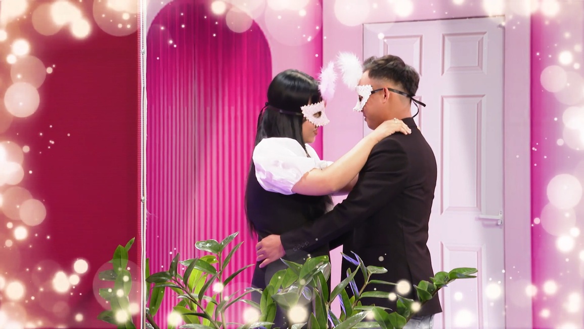Lên sóng hẹn hò, chàng trai thủ sẵn thiệp cưới chờ điền tên cô dâu - 1 Lên sóng hẹn hò, chàng trai thủ sẵn thiệp cưới chờ điền tên cô dâu - 1