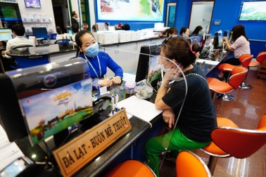 Khách được tư vấn tour đi Đak Nông