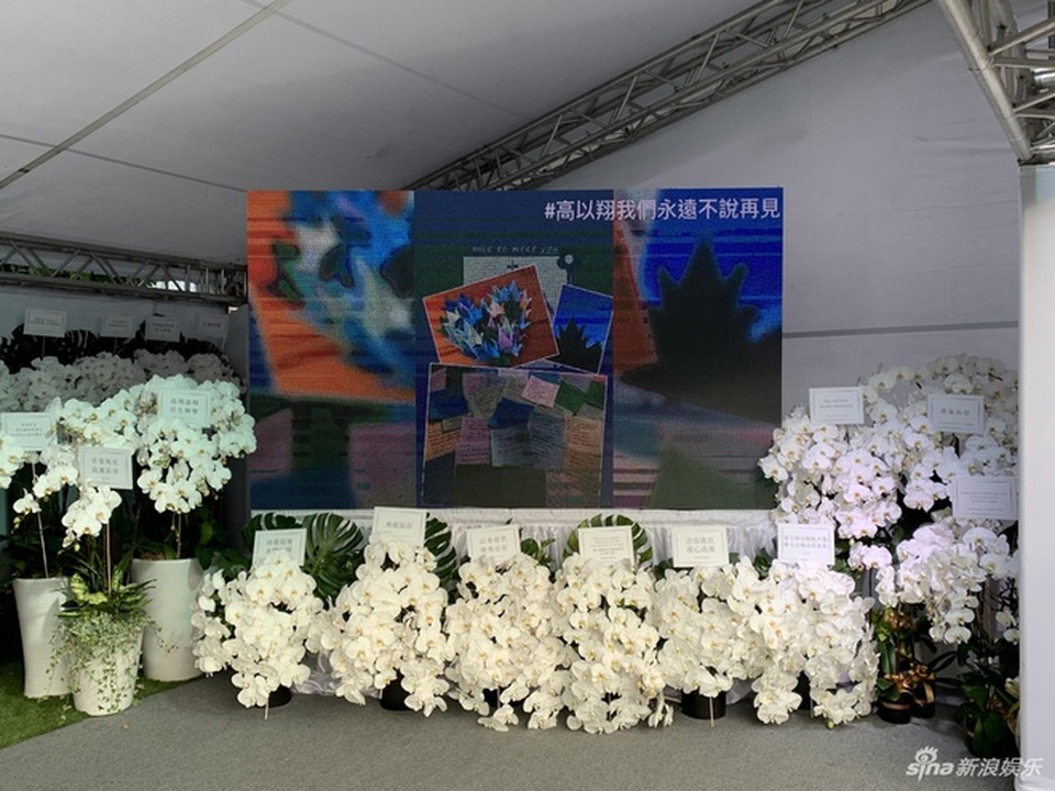 Gia đình, bạn bè đau buồn đưa Cao Dĩ Tường về nơi yên nghỉ cuối cùng - 4 Gia đình, bạn bè đau buồn đưa Cao Dĩ Tường về nơi yên nghỉ cuối cùng - 4