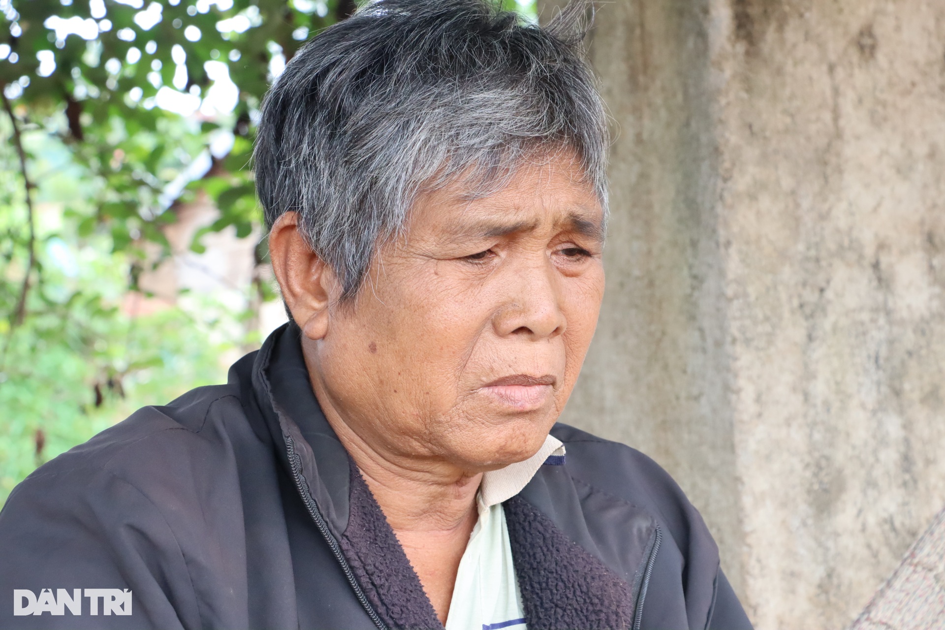 Vụ tấn công trụ sở xã ở Đắk Lắk: Vợ ôm mặt khóc, đưa chồng đi đầu thú - 1 Vụ tấn công trụ sở xã ở Đắk Lắk: Vợ ôm mặt khóc, đưa chồng đi đầu thú - 1