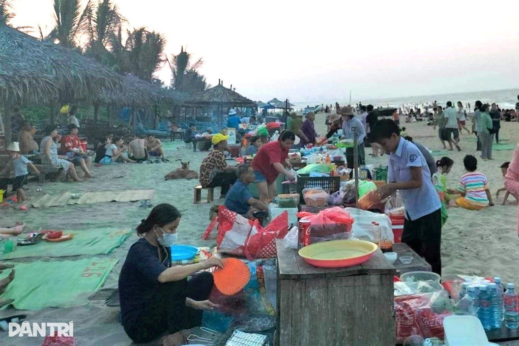 Du khách đội mũ rộng vành, xịt kem chống nắng để dạo phố ở Hội An - 8 Du khách đội mũ rộng vành, xịt kem chống nắng để dạo phố ở Hội An - 8