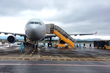 Chuyến bay chở 240 chuyên gia Hàn Quốc hạ cánh sân bay Vân Đồn