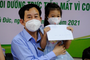 Ngày cuối năm xúc động của bé 5 tuổi mất mẹ vì Covid-19