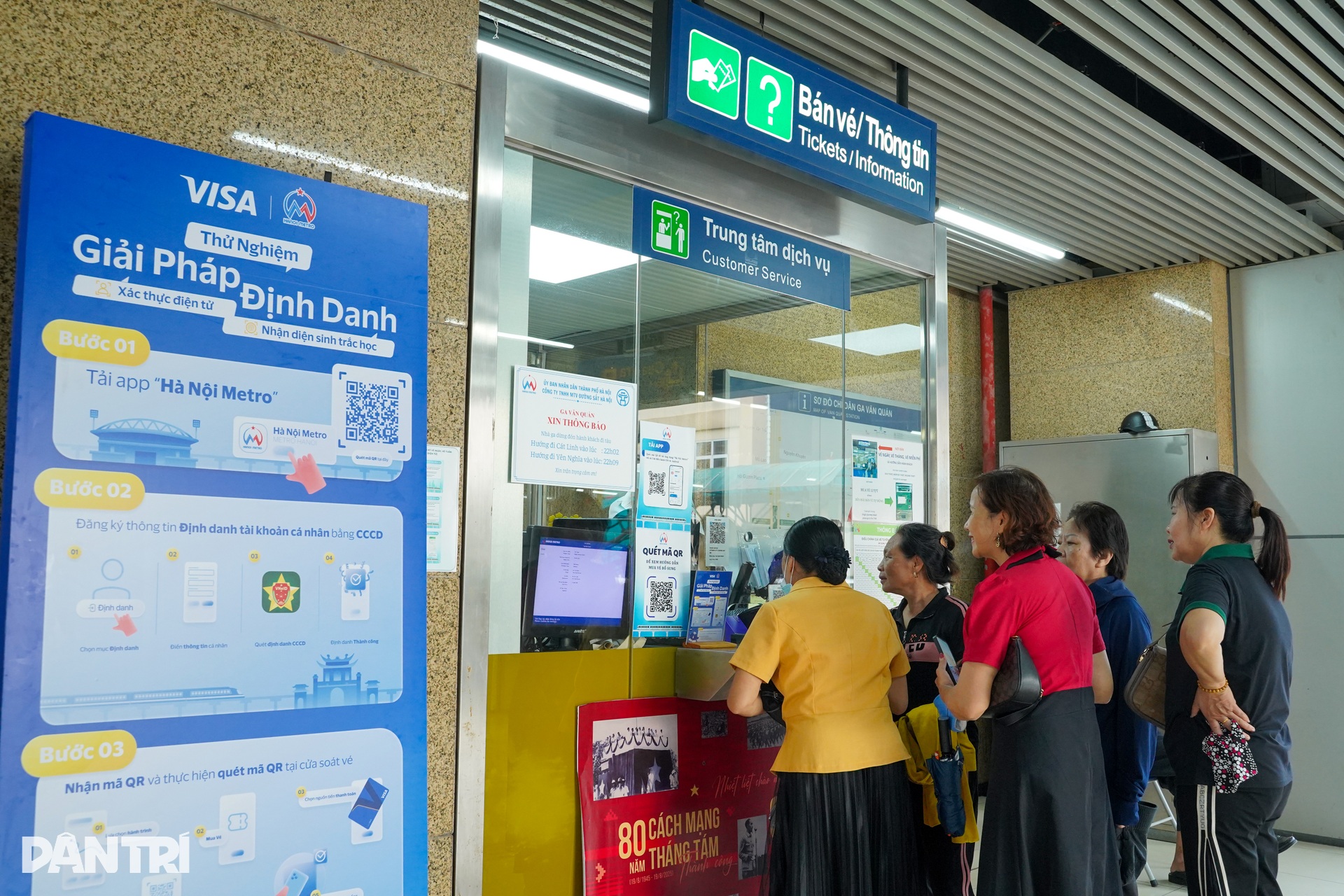 Người Hà Nội thích thú đi metro sinh trắc học một chạm đến mọi ga - 12