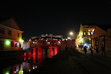 Du ngoạn sông Hoài, ngắm phố cổ Hội An trên ghe bầu