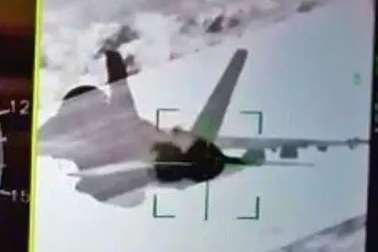 Xôn xao hình ảnh Su-35 Nga bị nghi khóa mục tiêu F/A-18 của Mỹ