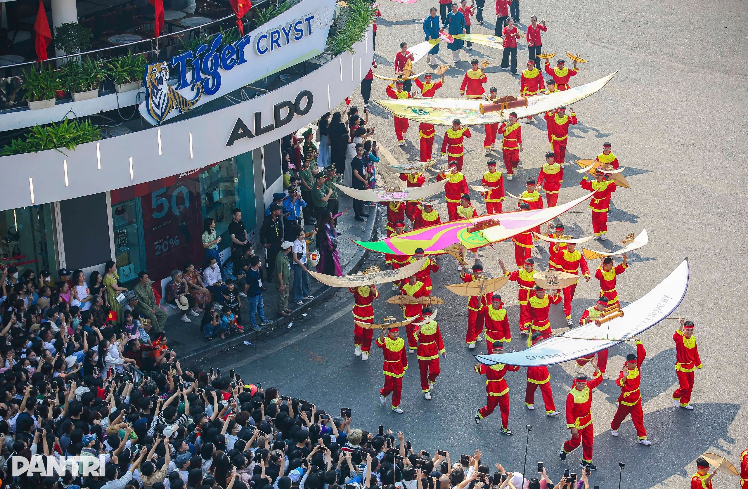A atmosfera heroica recria o exército marchando para tomar a capital em 1954 - 18 Không khí hào hùng tái hiện đoàn quân tiến về tiếp quản Thủ đô năm 1954 - 18