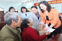 Trao quà Tết tới gia đình chính sách, người dân khó khăn tỉnh Bình Định
