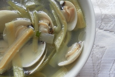 Đổi món với canh nghêu rong biển