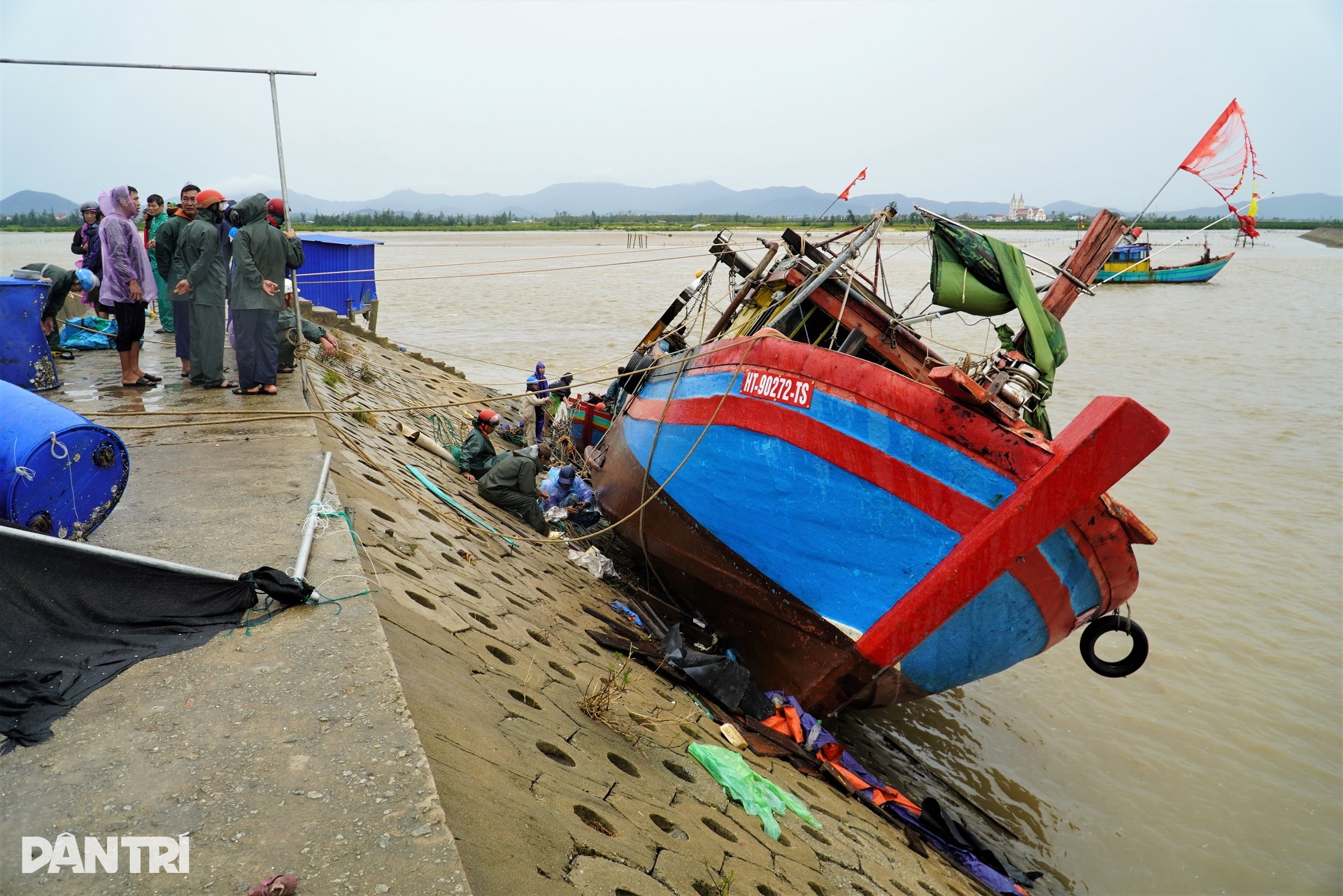 Hàng loạt tàu thuyền của ngư dân bị bão Kajiki nhấn chìm, đánh tan nát - 2 Hàng loạt tàu thuyền của ngư dân bị bão Kajiki nhấn chìm, đánh tan nát - 2