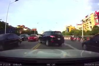 Ô tô hồn nhiên quay đầu trên cầu vượt