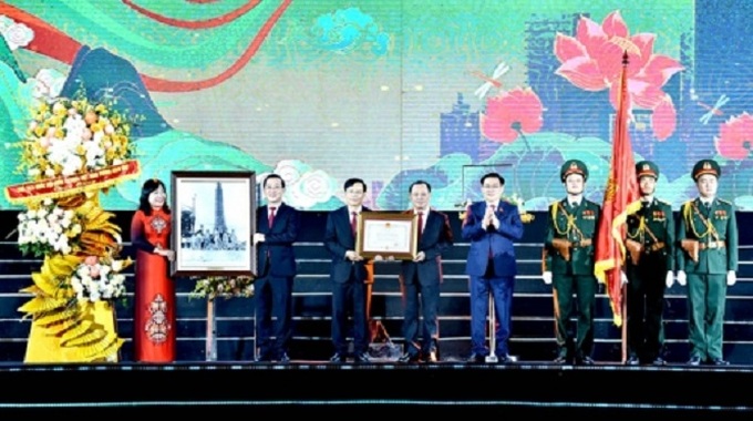 Chủ tịch Quốc hội Vương Đình Huệ trao tặng Huân chương Độc lập hạng Nhì cho Đảng bộ, Chính quyền và nhân dân thành phố Vinh.