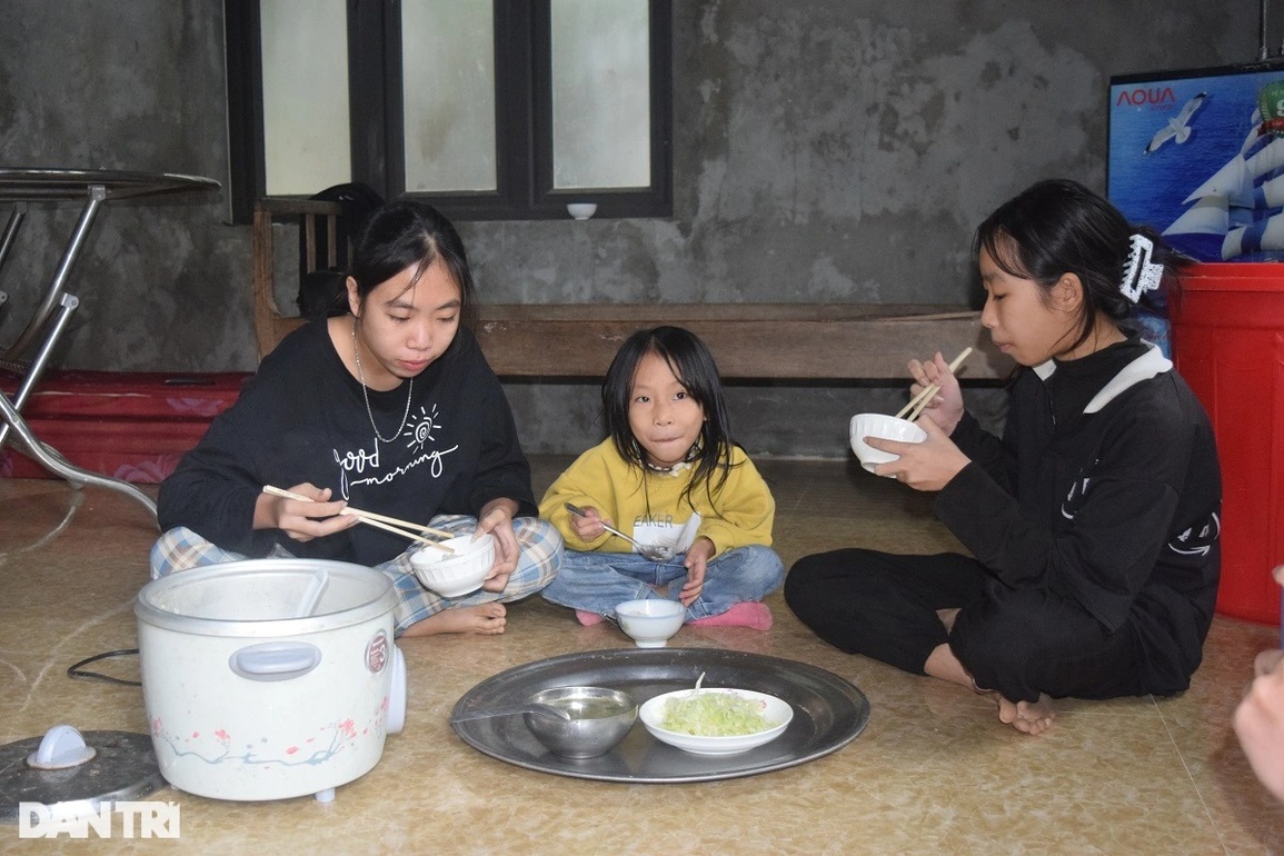 Mẹ tai biến, bố nguy kịch, 3 đứa bé ngơ ngác thành trụ cột gia đình - 6 Mẹ tai biến, bố nguy kịch, 3 đứa bé ngơ ngác thành trụ cột gia đình - 6