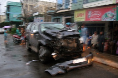 Say xỉn, tài xế lái xe đời mới đâm gãy cột điện