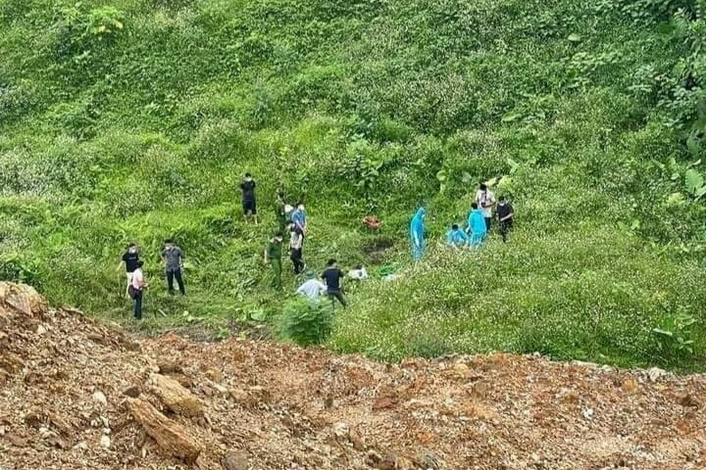 Thi thể người đang phân hủy nằm gần hồ Thác Bà - 1 Thi thể người đang phân hủy nằm gần hồ Thác Bà - 1