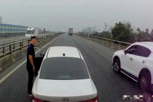 Ô tô con liên tục tạt đầu xe khách trên cao tốc Nội Bài - Lào Cai