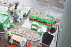 Khoảnh khắc nữ tiểu thương trúng số khiến gần 1 triệu người vui lây