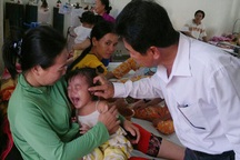 Vụ 2 chị em bị bạo hành: Triệu tập cha và bà nội nạn nhân