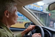 Cụ ông 83 tuổi lưng đã còng vẫn lái ô tô liệu có an toàn?