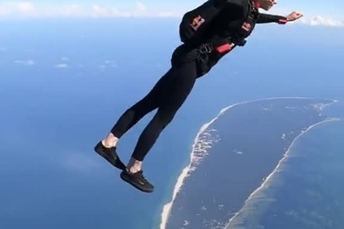 Cô gái xinh đẹp với màn khiêu vũ mãn nhãn trên bầu trời