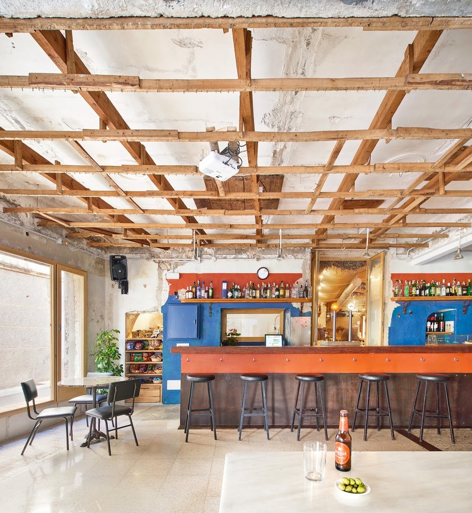 Quán cà phê phong cách đổ nát với trần nhà loang lổ và tường tróc sơn - 7