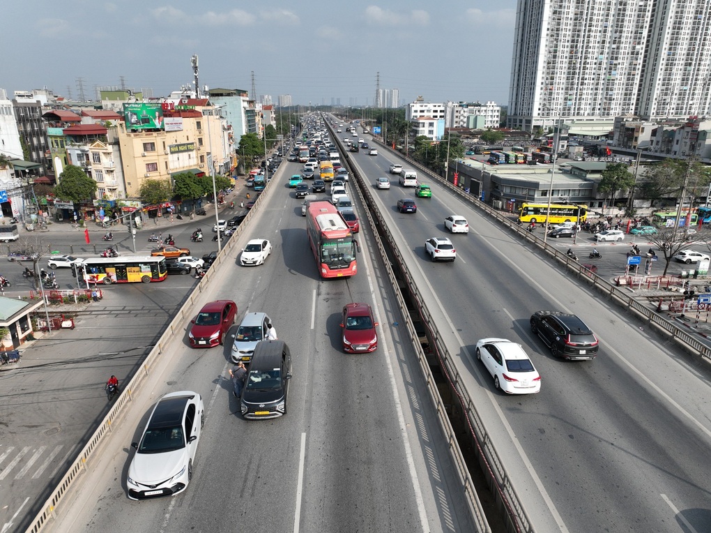 Hai ô tô va chạm chiều mùng 4 Tết, đường Vành đai 3 trên cao ùn ứ nhiều km - 2 Hai ô tô va chạm chiều mùng 4 Tết, đường Vành đai 3 trên cao ùn ứ nhiều km - 2