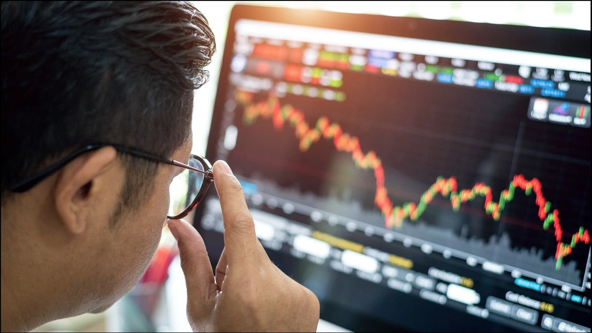 Chứng khoán liên tục biến động, cổ phiếu nào nên đầu tư? - 1