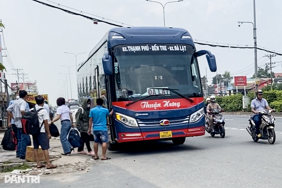 Bến xe tiện, ẩn hiện nghe ngóng CSGT ở TPHCM - 2 Bến xe tiện, ẩn hiện nghe ngóng CSGT ở TPHCM - 2